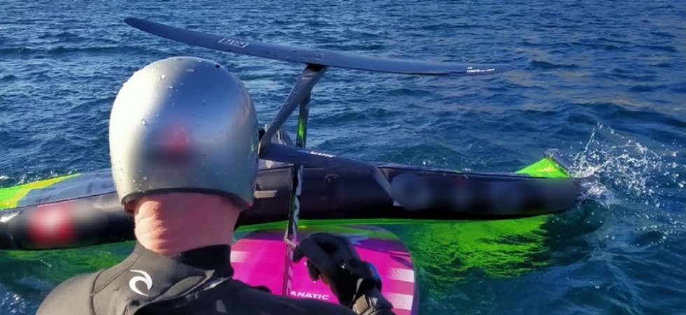Il vento soffia fino a 20 nodi, rimane bloccato al centro del lago di Garda dopo essere caduto con il wingsurf